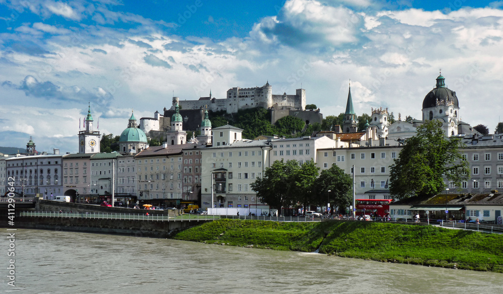 Vista del castillo de Salzburgo desde el rio.