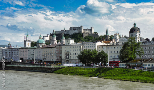 Vista del castillo de Salzburgo desde el rio.