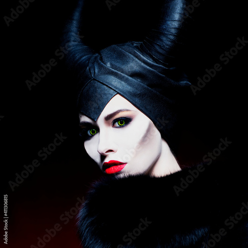 Fotografi beautiful girl with horns on black background