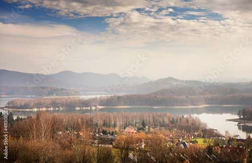 Fototapeta Naklejka Na Ścianę i Meble -  Bieszczadzka jesień nad Soliną