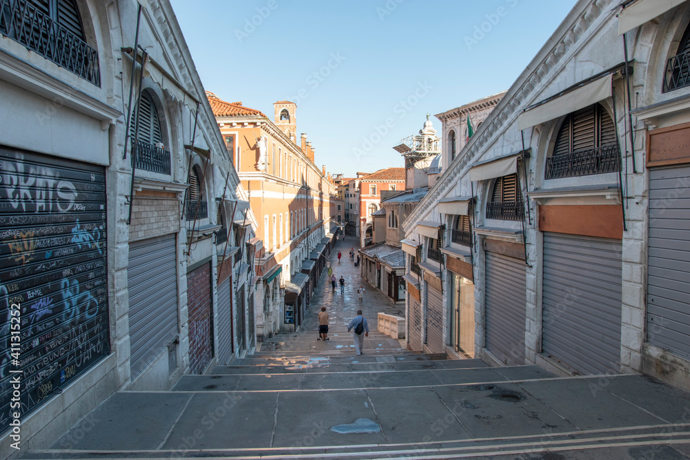 Obraz premium The Rialto Bridge over the Grand Canal, City of Venice, Italy, Europe
