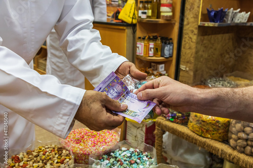 Bilde på lerret Making a sale in the souk in Nizwa, Oman.