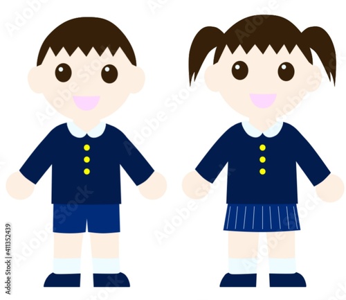 笑っている制服を着た子供
