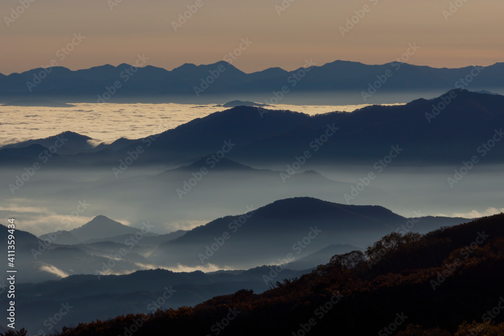 Obraz premium 鳥海山から望む朝焼けの雲海と紅葉