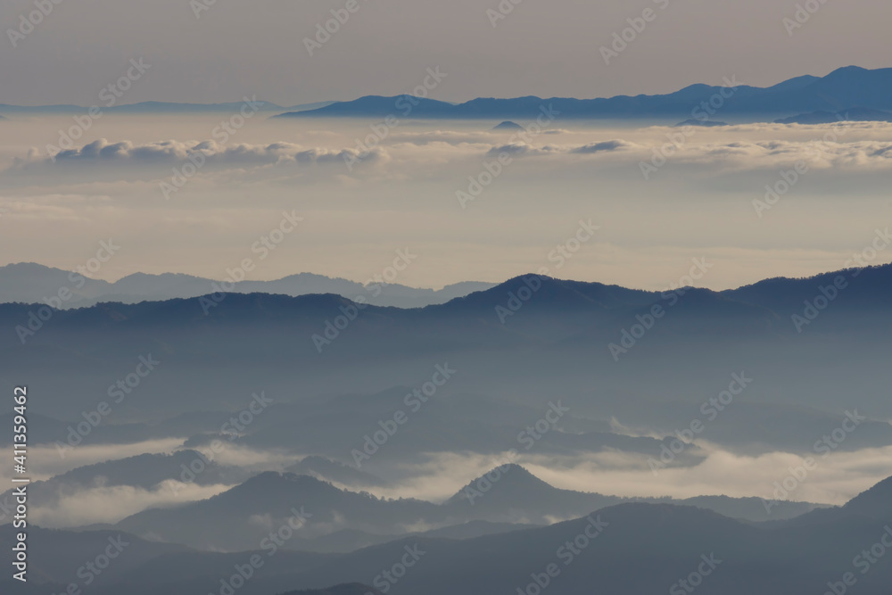 鳥海山から望む朝焼けの雲海