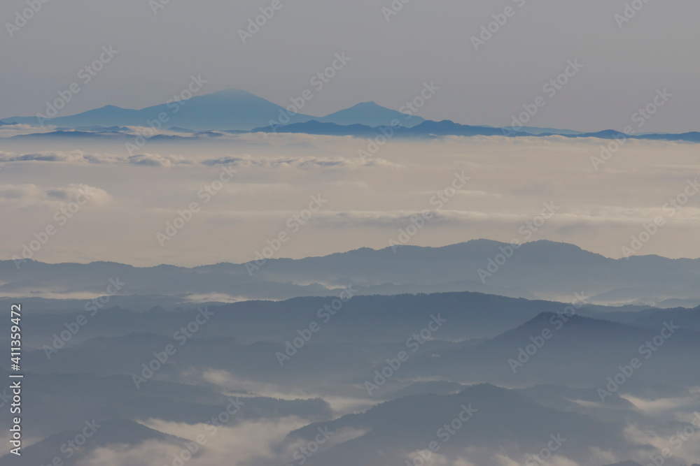鳥海山から望む朝焼けの雲海