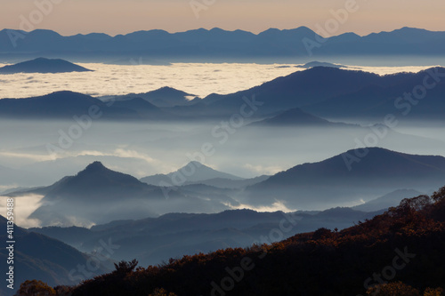 鳥海山から望む朝焼けの雲海と紅葉