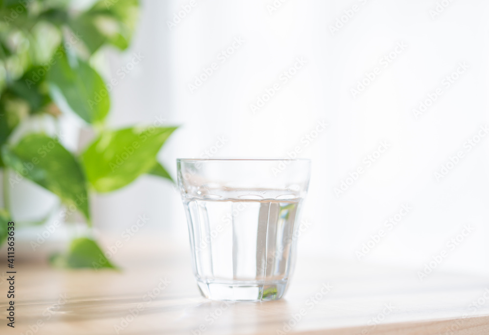 コップに入った水 コップに入った水
