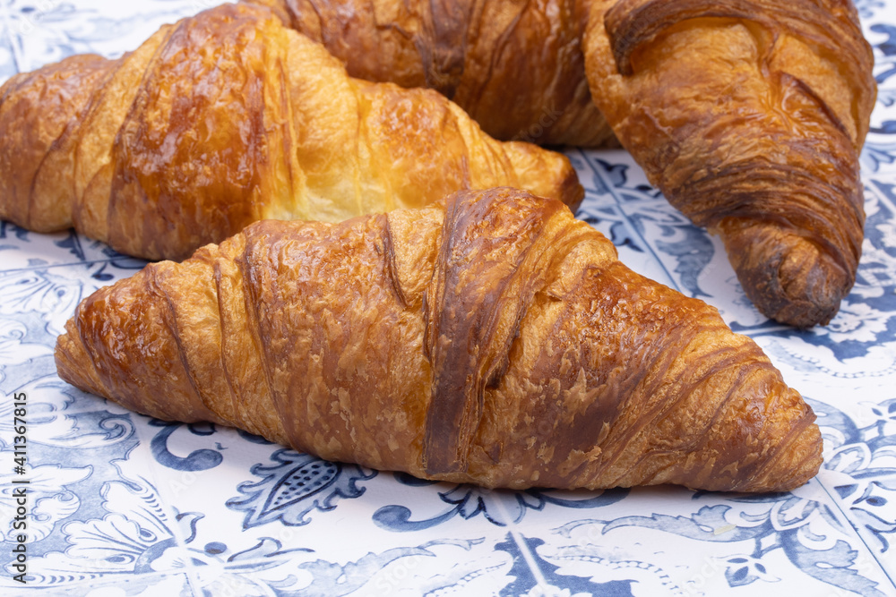plusieurs croissants sur une table plusieurs croissants sur une table