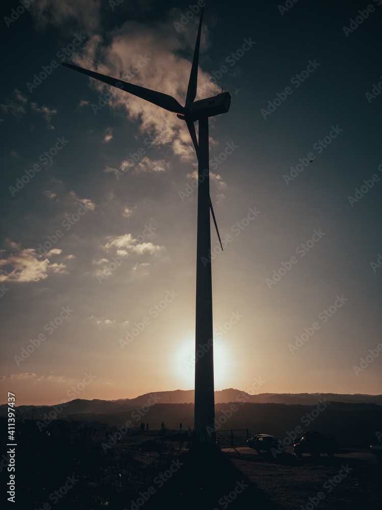 Obraz premium wind turbine at sunset