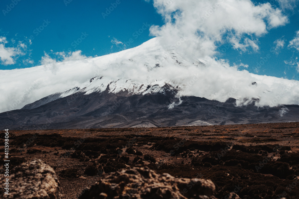 Volcan Chimborazo en Ecuador, el punto más cercano al sol de la Tierra, el punto más alto desde el centro de la tierra.
Chimborazo volcano in Ecuador, the closest point to the sun on Earth