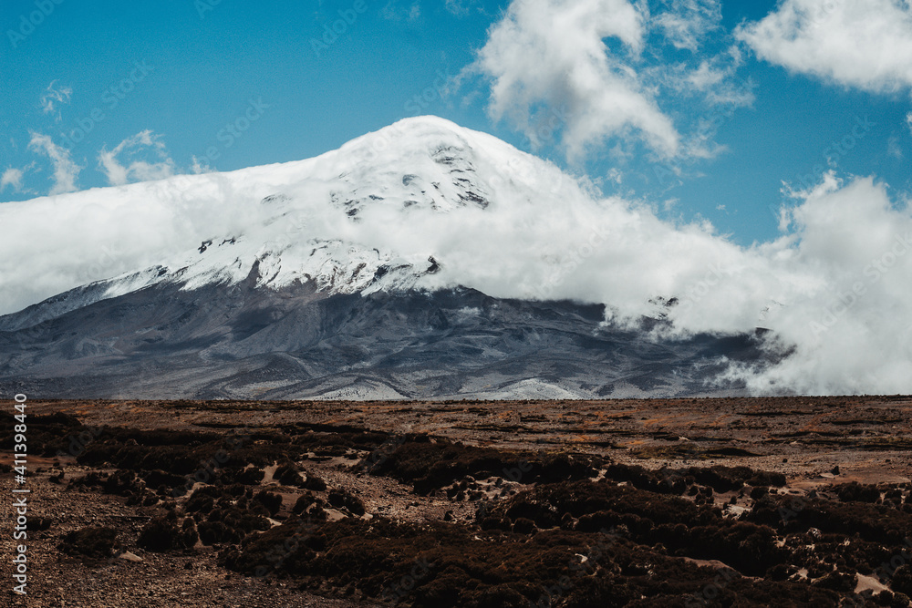 Volcan Chimborazo en Ecuador, el punto más cercano al sol de la Tierra, el punto más alto desde el centro de la tierra.
Chimborazo volcano in Ecuador, the closest point to the sun on Earth