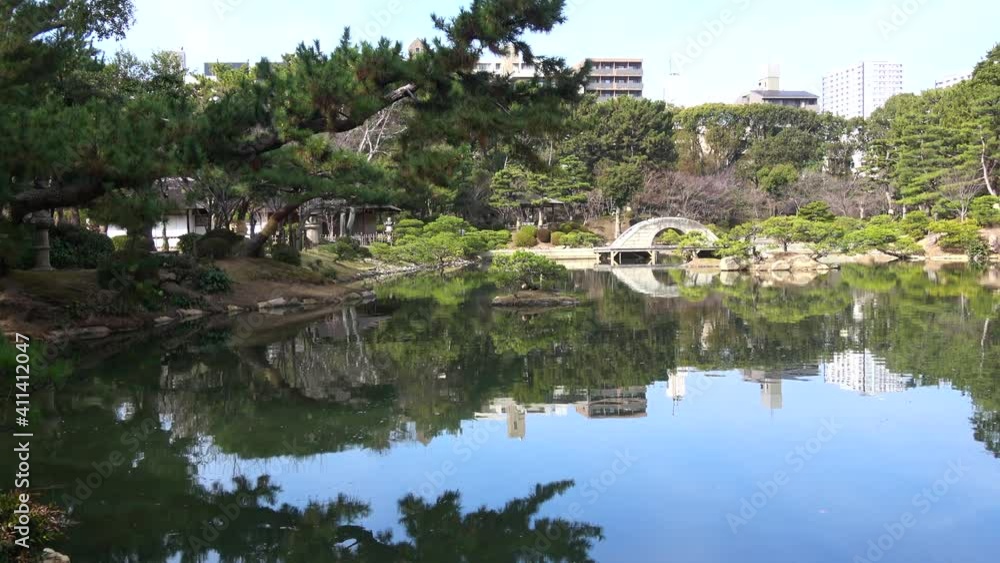 日本庭園 広島市内の縮景園の風景 ティルト 4K 日本庭園 広島市内の縮景園の風景 ティルト 4K