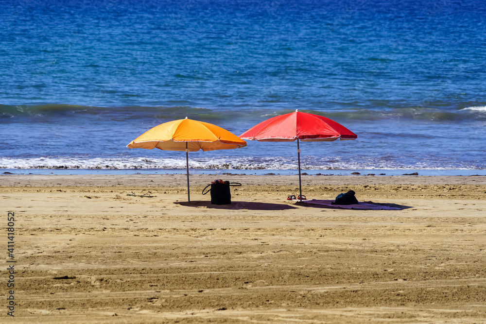 two solitary umbrellas on the beach of Maspalomas area dorada in the canary  islands. Spain. foto de Stock | Adobe Stock