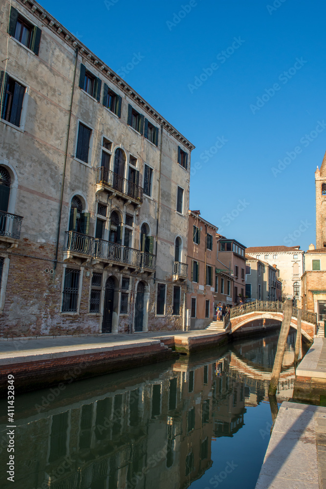 Naklejka premium discovery of the city of Venice and its small canals and romantic alleys