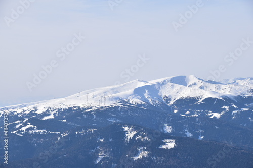 Blick auf den Kamm bei Lachtal und den Tauernwindpark in der Steiermark, Österreich