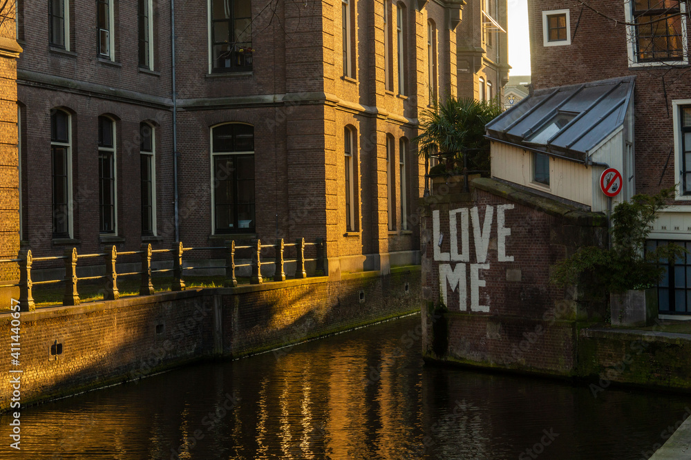Hinterhof in Amsterdam mit Gracht und Schriftzug Love me