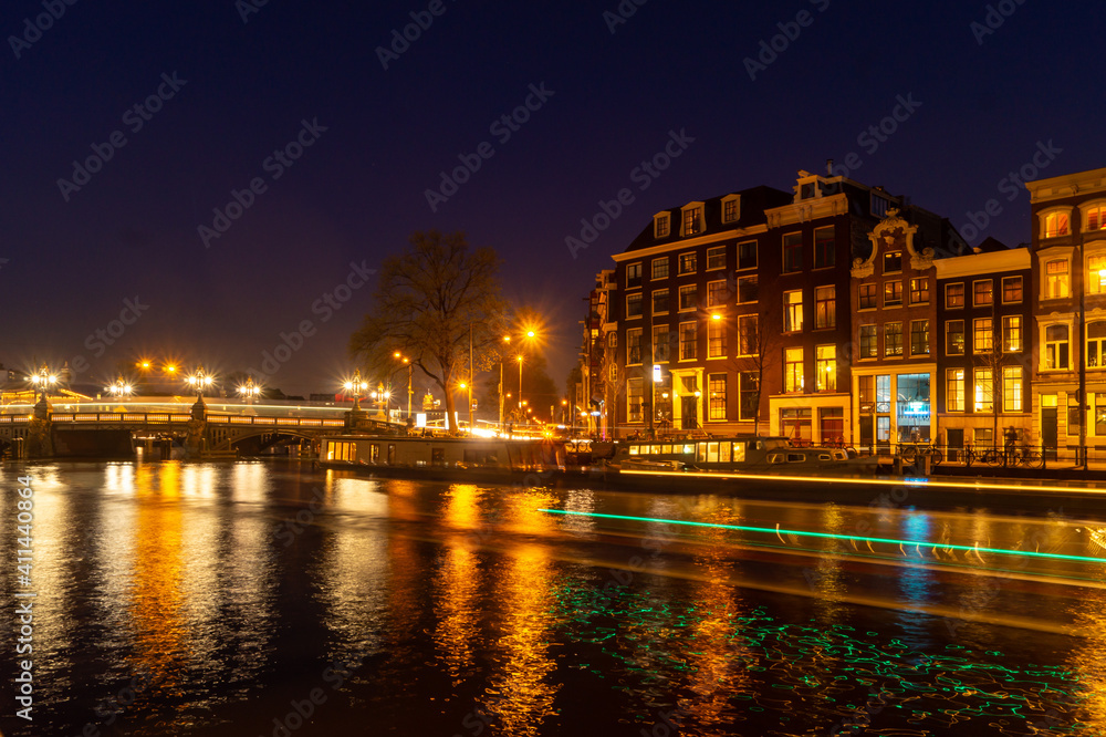Gracht in Amsterdam zur blauen Stunde