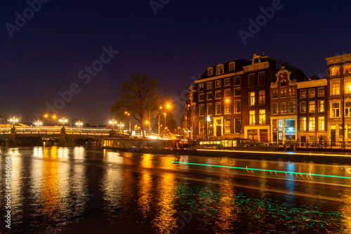 Gracht in Amsterdam zur blauen Stunde