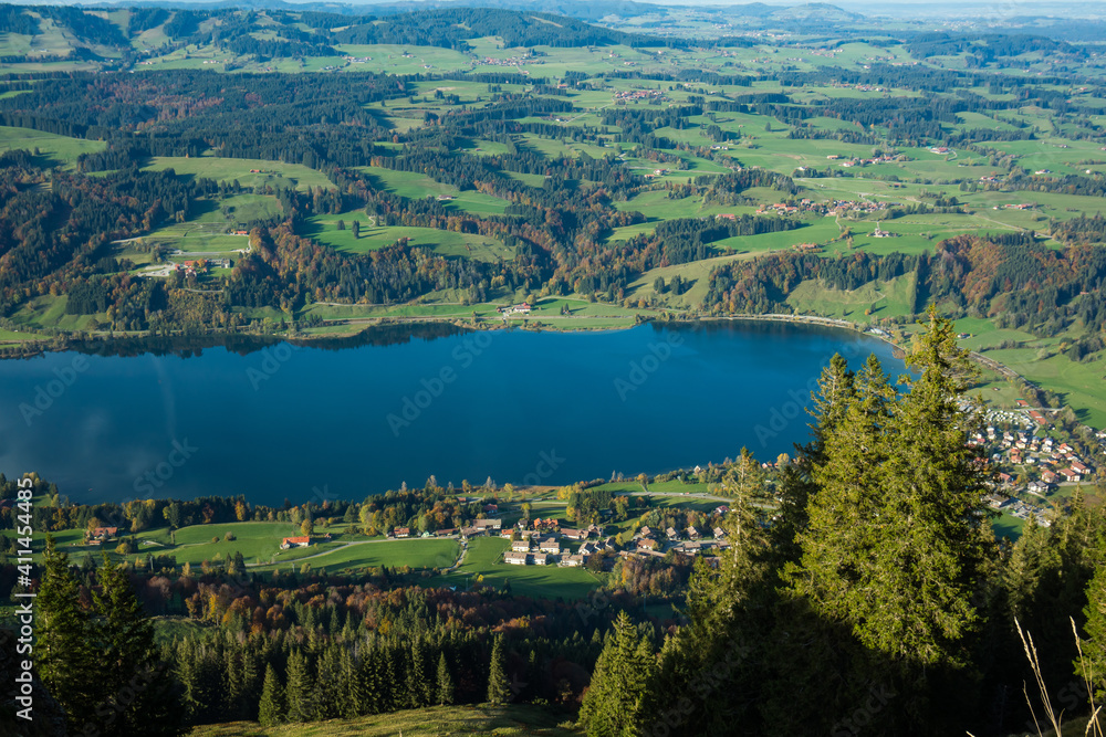 Obraz premium beautiful blue lake in the valley
