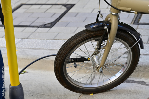 自転車のタイヤの空気入れ photo