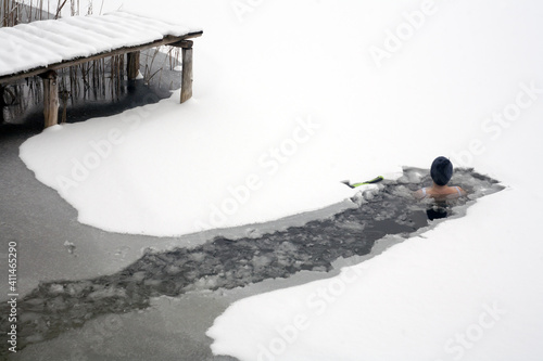 Zimowa kąpiel w zamarzniętym jeziorze