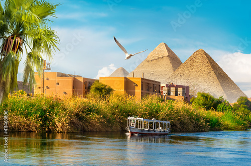 Cuadro en lienzo Pyramids near Nile River