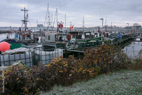 Traditionelle Fischkutter am Hafen von Strande im Winter. photo