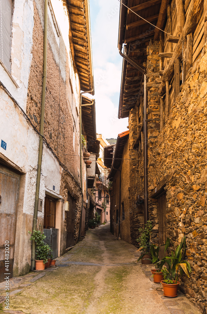 Obraz premium An astonishing ancient village called Robledillo de Gata in the north of Extremadura, Spain. This is a popular tourism destination for those who want to relax and enjoy nature.