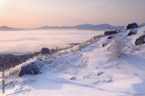 冬の朝の峰から見下ろすシルクのような質感の雲海。日本の北海道の美幌峠からの風景。 © Masa Tsuchiya