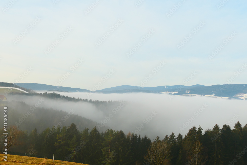 Blick über ein Landschaft im Nebel