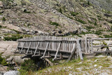 Ponte di legno sul sentiero che porta ai laghi Cornisello nella Val Nambrone in Trentino, viaggi e paesaggi in Italia