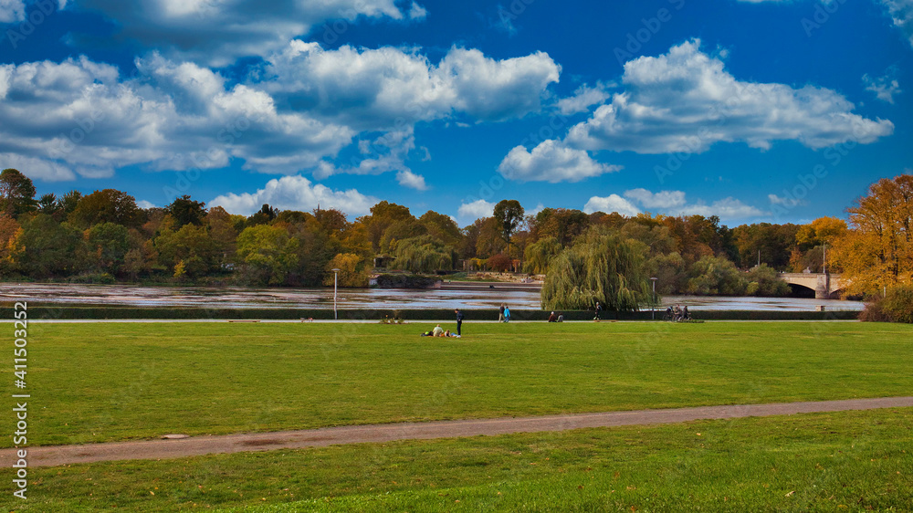 Wiese und Himmel mit am Richard Wagner Hain in Leipzig, Sachsen, Deutschland Wiese und Himmel mit am Richard Wagner Hain in Leipzig, Sachsen, Deutschland