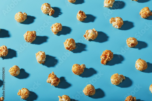 A pattern of popcorn patterns on a blue background.