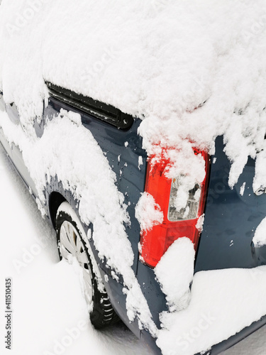 Wintereinbruch - ein Auto im Schnee - Winterreifen sind für Verkehrssicherheit verpflichtend, für im Strassenverkehr Sicherheit sorgen © Annett Seidler