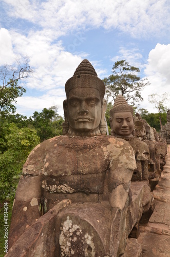 GARDES EN PIERRE SOUTENANT LE SERPENT NAGA ENTR   DU SITE D ANGKOR THOM