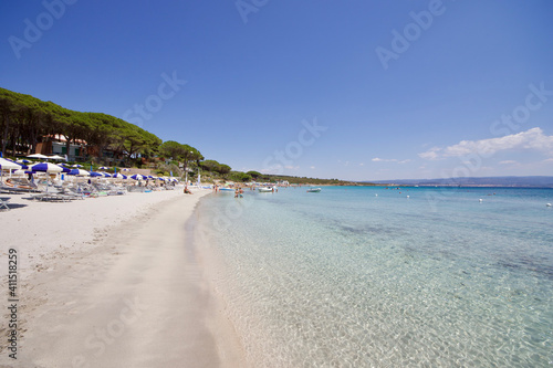 Fotografie White sand beach and turquoise sea water, le bombarde beach, Alghero, Sardegna,