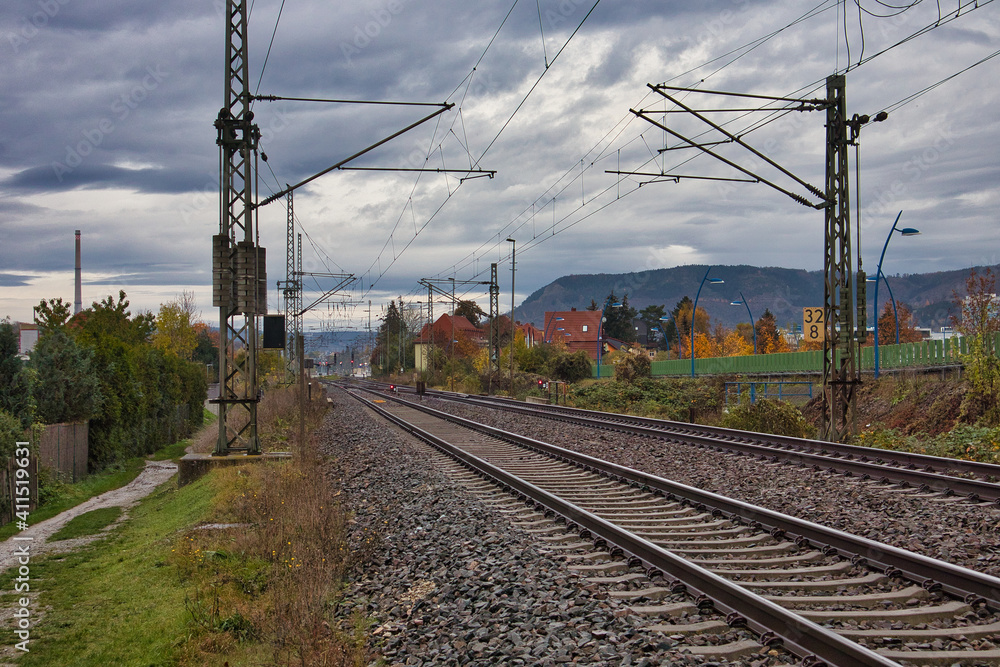 Bahnstrecke, Schiene, Blick in Richtung Bahnhof Göschwitz, Oberleitung, Wolken Himmel, Jena, Thüringen, Deutschland