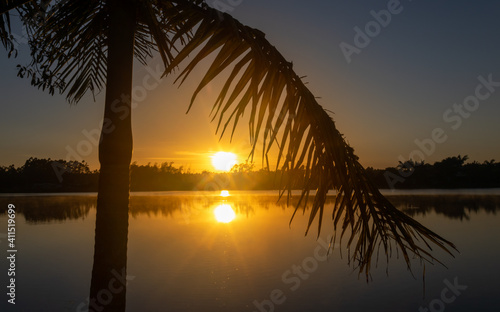 Nascer do sol na lagoa de fora na cidade de Balneário Gaivota em Santa Catarina, Brasil.