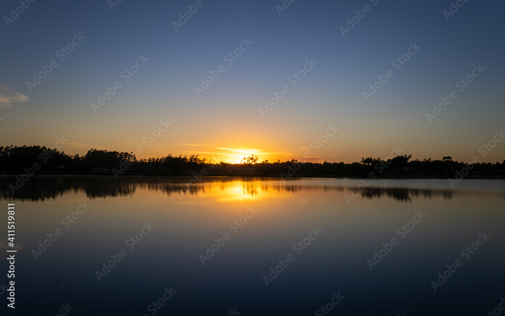Nascer do sol na lagoa de fora na cidade de Balneário Gaivota em Santa Catarina, Brasil.