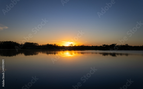 Nascer do sol na lagoa de fora na cidade de Balneário Gaivota em Santa Catarina, Brasil.