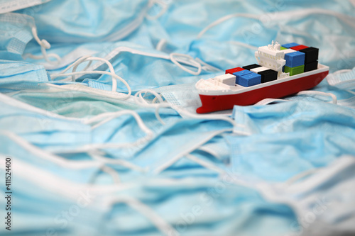 Containerschiff im Maskenmeer