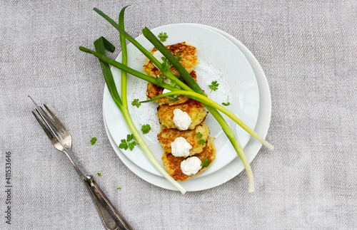 panquecas com chucrute e as cebolas, polvilhado com creme azedo.  photo