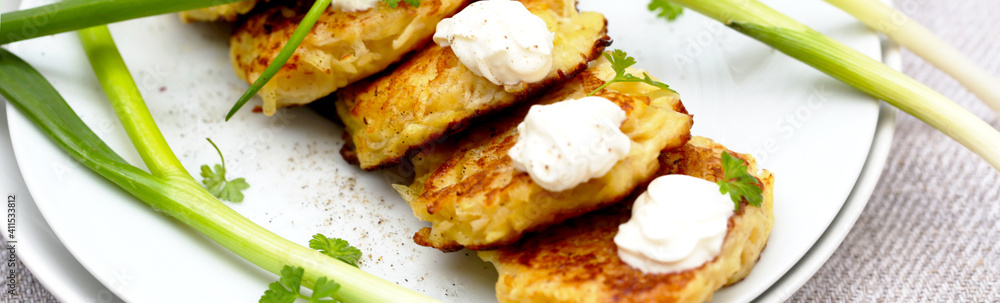 panquecas com chucrute e as cebolas, polvilhado com creme azedo. panquecas com chucrute e as cebolas, polvilhado com creme azedo.