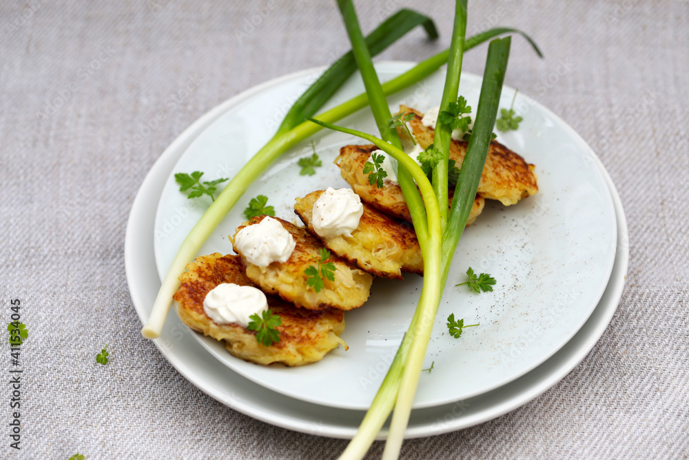 panquecas de batata com chucrute e cebola, regados com creme azedo. 