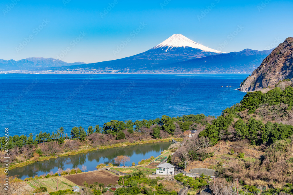 静岡県沼津市井田　煌めきの丘から見た富士山と明神池