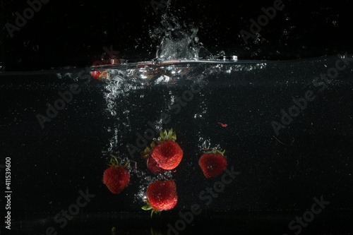 buntes fruchtiges obst das ins wasser fält platscht nass photo