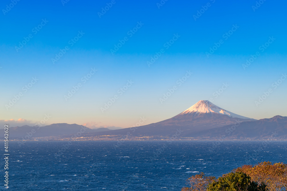 静岡県沼津市戸田　出逢い岬から見た富士山の夕景　暴風による荒波	