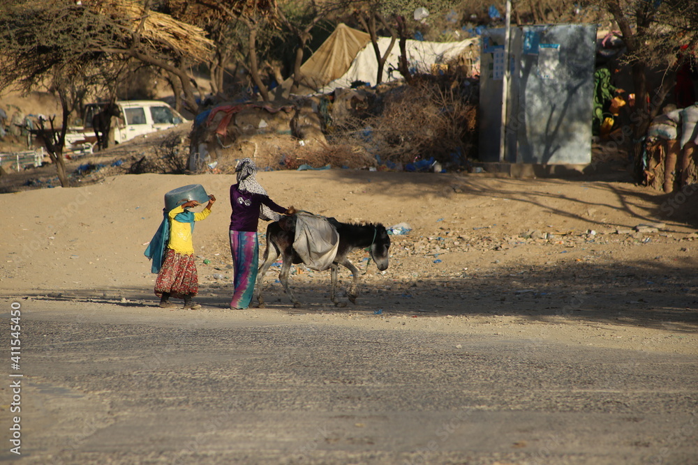 Φωτογραφία A Yemeni girl lives with her family in a camp for displaced people fleeing the h