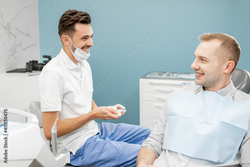 Obraz premium Dentist adjusting dental braces during orthodontic treatment for the young male patient. High quality photo